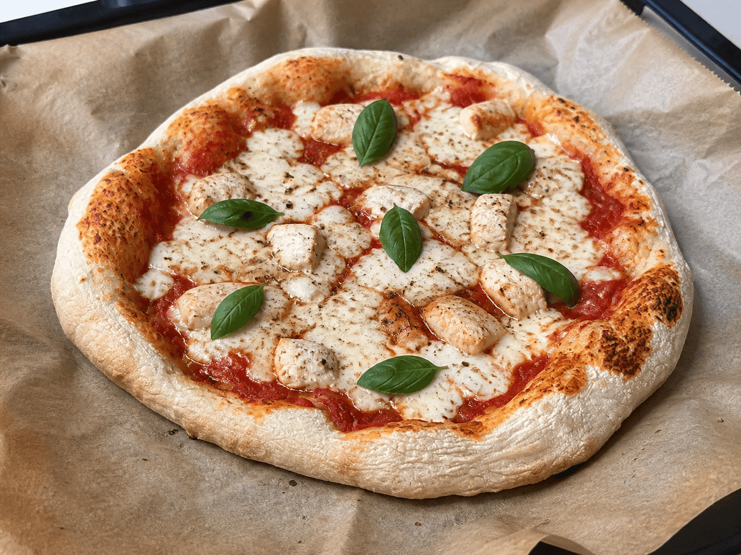 Pizza proteică tip napoletan cu pui și mozzarella